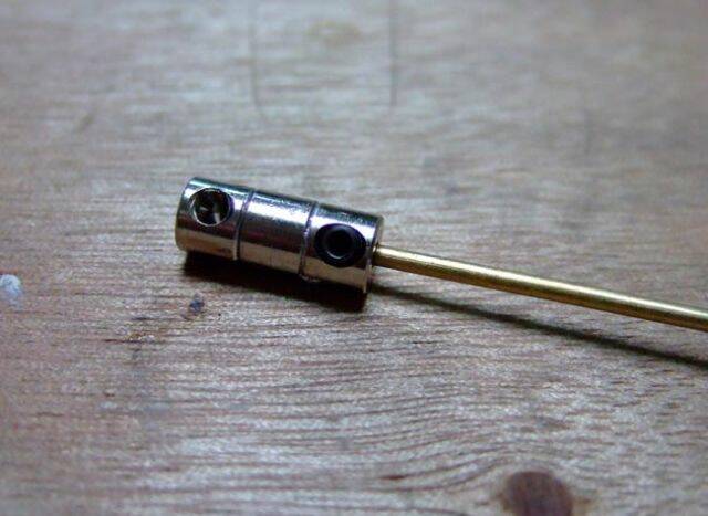 艦首潛降舵部位-將3顆輪擋焊接起來